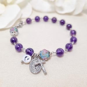 Rosenkranz Armband Amethyst mit personalisiertem Anfangsbuchstaben, Kreuz Armband für Frauen, Gebetskette Ein Jahrzehnt, Taschen Rosenkranz, Kommunion Geschenk