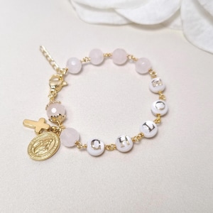 Pulsera de Bautismo para niña con letra inicial, Pulsera Rosario de una decena personalizada en cuarzo rosa, regalo católico de madrina