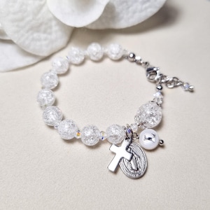 Pulsera de rosario para bebé, regalo de bautismo para niña, dije con letra inicial y medalla milagrosa, pulsera de una década, cuentas de oración en cuarzo blanco craquelado