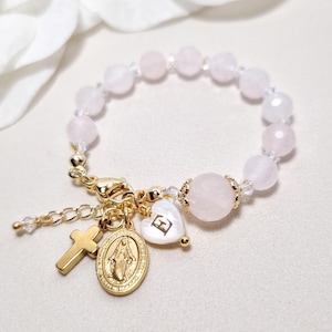 Pulsera de bautismo para niña, Pulsera rosario de cuarzo rosa y cristales, Regalo católico para ahijada, Oración de una decena, Letra inicial