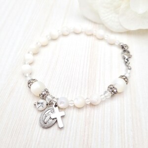 Bracciale rosario personalizzato, regalo per la prima comunione di una ragazza, rosario cattolico per il giorno delle nozze da polso, rosario da una decina in madreperla