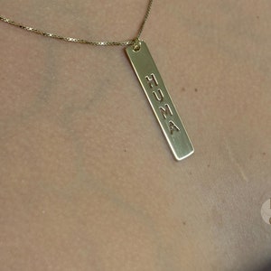 Collar de barra vertical personalizado para mujer - Joyería artesanal de plata de ley - Diseño de nombre recortado bañado en oro