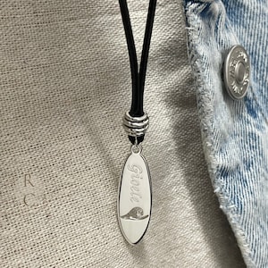 Collar unisex con nombre de tabla de surf • Colgante personalizado de plata de ley para surfistas • Collar de cordón negro - Joyas para amantes del mar - Caja de regalo gratis