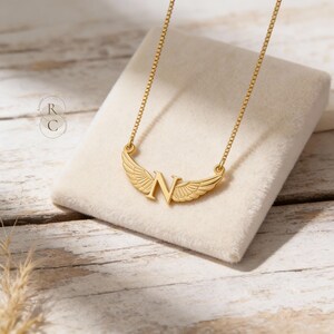 Collana con iniziale a forma di ali d'angelo in argento sterling: gioielli celestiali personalizzati immagine 6