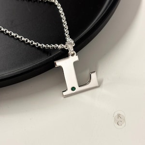 Elegante collar con inicial y piedra de nacimiento: regalo personalizado de plata de ley y chapado en oro para mujer.