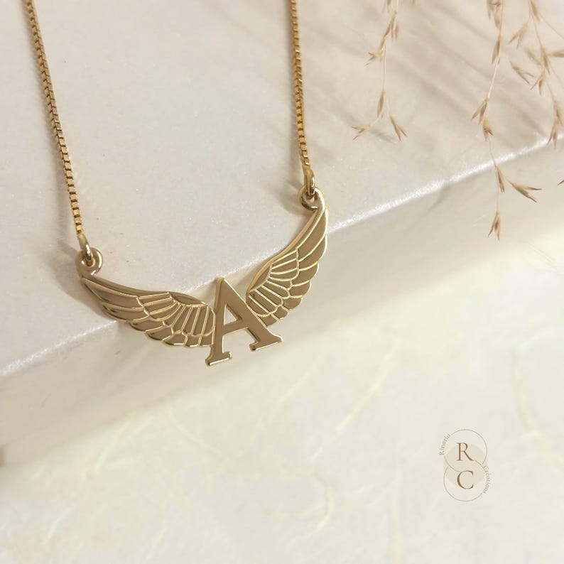 Collana con iniziale a forma di ali d'angelo in argento sterling: gioielli celestiali personalizzati immagine 8