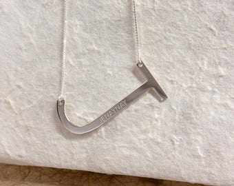 Collana con iniziale personalizzata: grande ciondolo laterale in argento sterling, con opzione di incisione del nome.