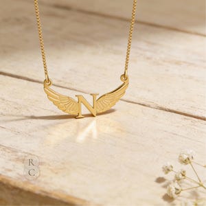 Collana con iniziale a forma di ali d'angelo in argento sterling: gioielli celestiali personalizzati immagine 1