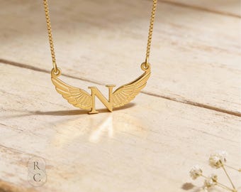 Collar con inicial de alas de ángel en plata de ley: Joyería celestial personalizada