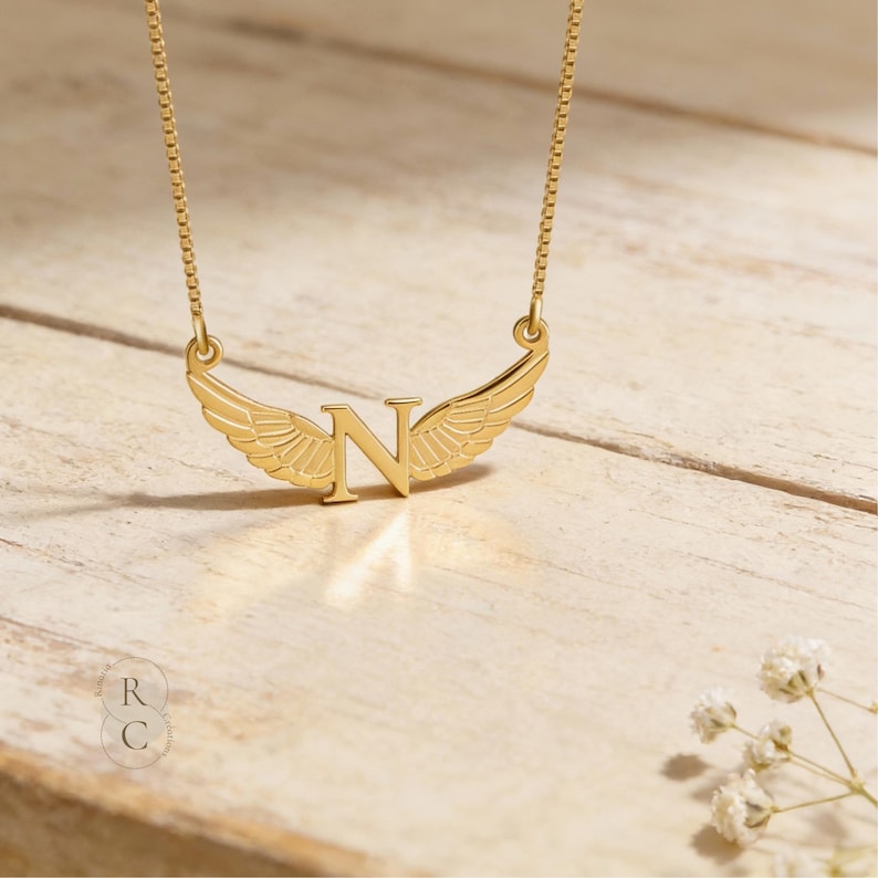 Collana con iniziale a forma di ali d'angelo in argento sterling: gioielli celestiali personalizzati immagine 1