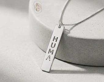 Collar personalizado de plata de ley con barra vertical: diseño con nombre calado.