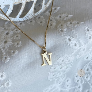 Collar con inicial delicada de plata esterlina - Personalizado y disponible con acabado chapado en oro - Regalo para mamá - Collar para tía