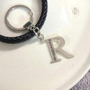 Llavero con inicial de plata de ley: accesorio personalizado con nombre grabado.