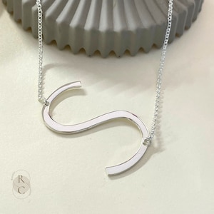 Collar personalizado con inicial grande y colgante de letra extragrande. Diseño artesanal con colgante lateral para mujer con opción de grabado de nombre. Plata de ley.