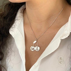 Collar de cereza personalizado de plata para mujer. Colgante con iniciales personalizadas. Regalo de aniversario. Delicado collar para San Valentín.
