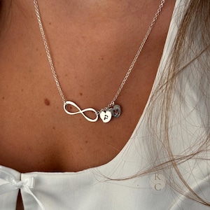 Collar de infinito personalizado con dijes de corazón - Iniciales grabadas en dos colgantes de corazón - Joyería de plata de ley y baño de oro
