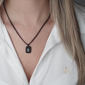 Collar con etiqueta inicial de ónix negro para hombres y mujeres, colgante de etiqueta negra grabado con láser, cadena de eslabones negros, accesorio personalizado, etiqueta personalizada