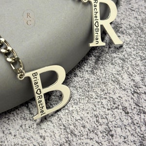 Llavero con inicial personalizado para hombres y mujeres: llavero con inicial grabada en plata de ley: idea de regalo para parejas, accesorios personalizados para él