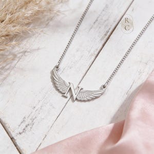 Collana con iniziale a forma di ali d'angelo in argento sterling: gioielli celestiali personalizzati immagine 2