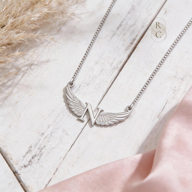 Collana con iniziale a forma di ali d'angelo in argento sterling: gioielli celestiali personalizzati immagine 2
