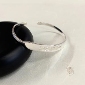 Brazalete grabado personalizado para hombre - Accesorio inspirador de plata esterlina - Pulsera con nombre para él - Brazalete informal - Brazalete moderno con nombre apilable
