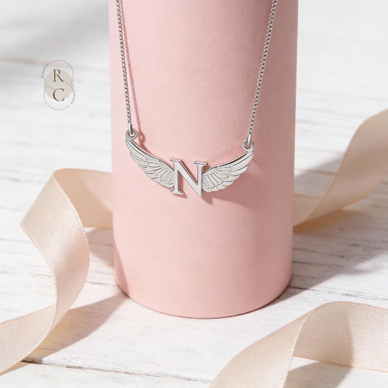 Collana con iniziale a forma di ali d'angelo in argento sterling: gioielli celestiali personalizzati immagine 5