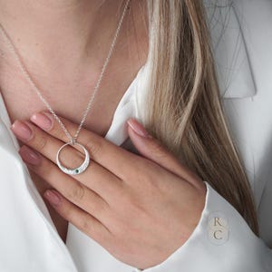 Collar circular con nombres personalizados y piedra de nacimiento para mujer. Collar con piedra de nacimiento personalizado. Regalo de plata esterlina para ella. Joyas románticas.