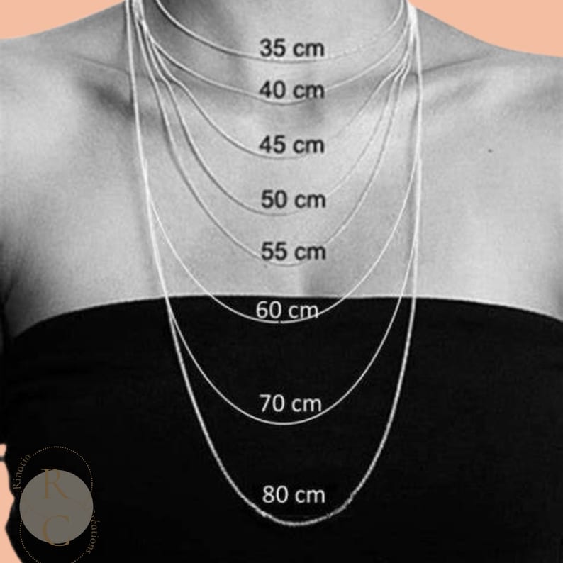 Pu&ograve; includere: Primo piano di una modella che indossa una collana a catena d'argento. La collana &egrave; mostrata in diverse lunghezze, che vanno da 35 cm a 80 cm.