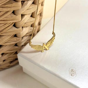 Collana con iniziale a forma di ali d'angelo in argento sterling: gioielli celestiali personalizzati immagine 4