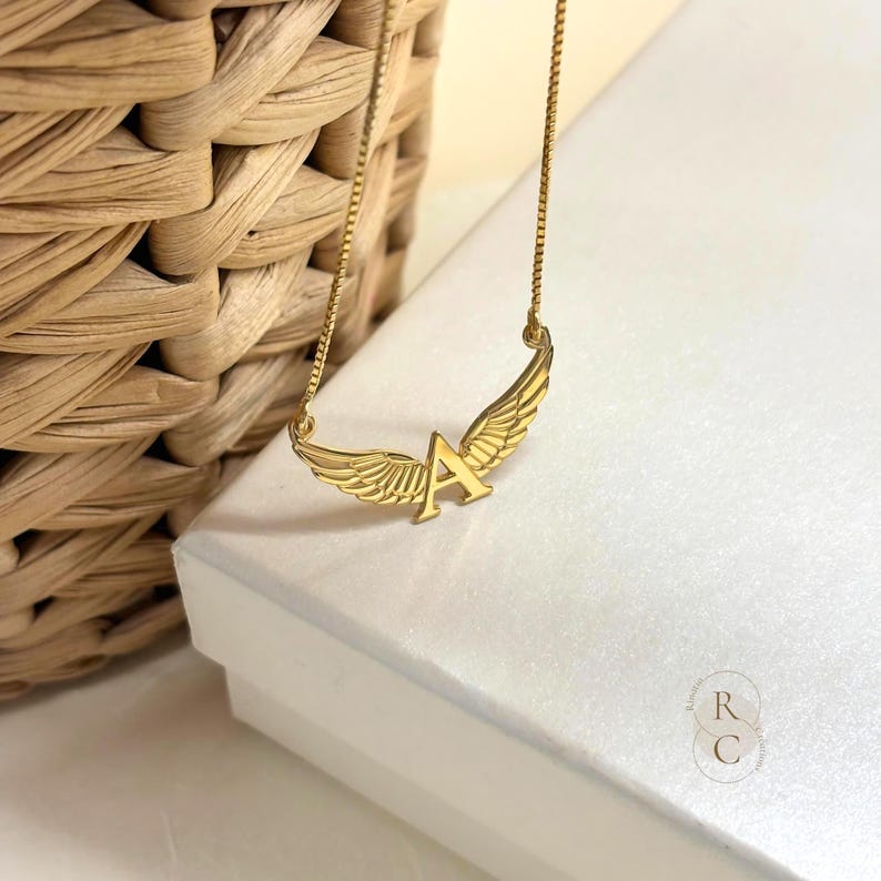 Collana con iniziale a forma di ali d'angelo in argento sterling: gioielli celestiali personalizzati immagine 4
