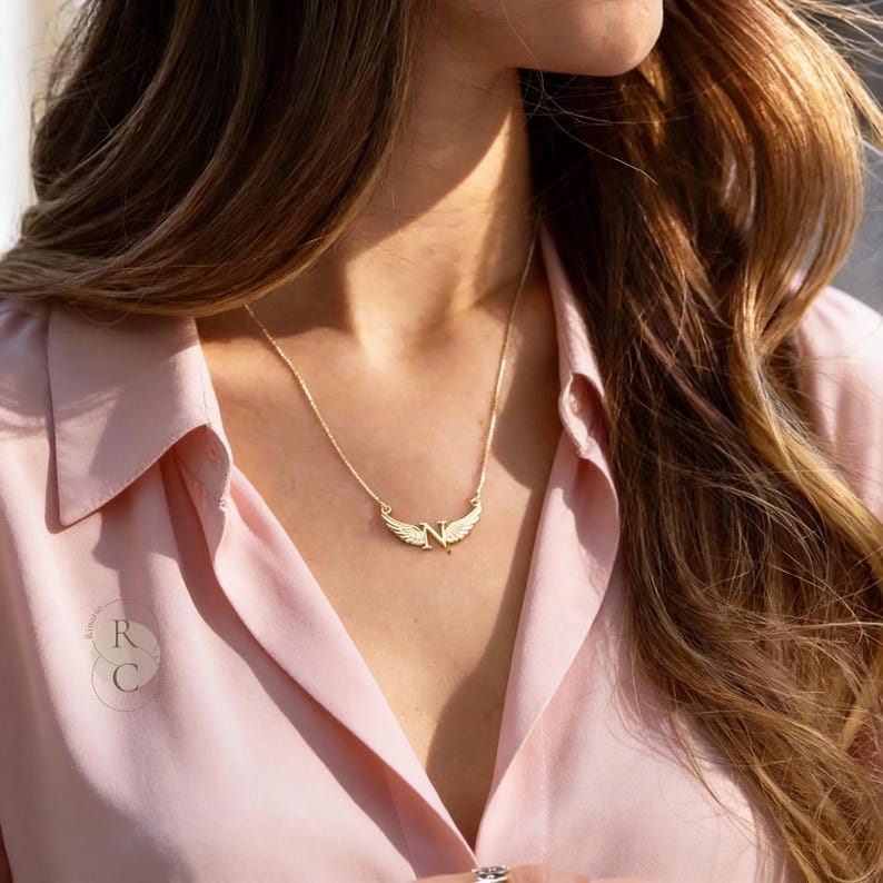 Collana con iniziale a forma di ali d'angelo in argento sterling: gioielli celestiali personalizzati immagine 3