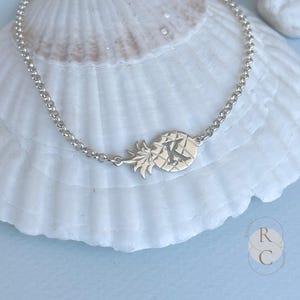 Gepersonaliseerde ananas-enkelband: sterling zilveren hanger met initialen, minimalistische zomersieraden