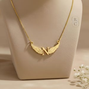 Collana con iniziale a forma di ali d'angelo in argento sterling: gioielli celestiali personalizzati immagine 9