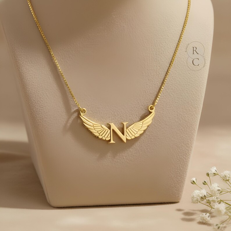 Collana con iniziale a forma di ali d'angelo in argento sterling: gioielli celestiali personalizzati immagine 9