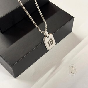 Collar con placa de número personalizada para hombre y mujer - Colgante pequeño de acero inoxidable - Accesorio personalizado único