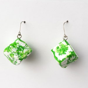 Pendientes de verano azul índigo, pendientes de papel reciclado hechos a mano gruesos y originales, pendientes ligeros boho, regalo único sostenible para ella Verde