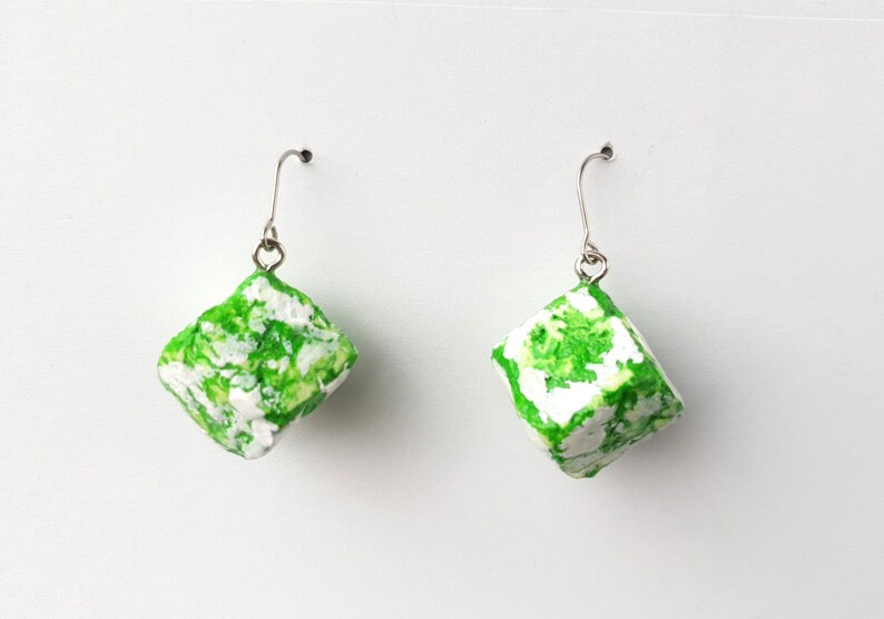 Pendientes de verano azul índigo, pendientes de papel reciclado hechos a mano gruesos y originales, pendientes ligeros boho, regalo único sostenible para ella Verde