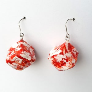 Pendientes de verano azul índigo, pendientes de papel reciclado hechos a mano gruesos y originales, pendientes ligeros boho, regalo único sostenible para ella Rojo