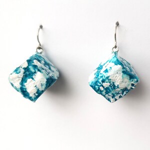 Pendientes de verano azul índigo, pendientes de papel reciclado hechos a mano gruesos y originales, pendientes ligeros boho, regalo único sostenible para ella Turquoise