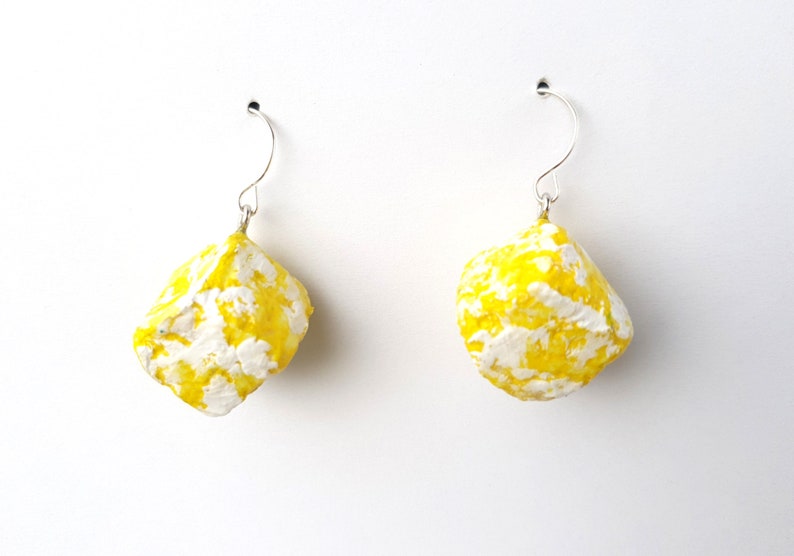 Pendientes de verano azul índigo, pendientes de papel reciclado hechos a mano gruesos y originales, pendientes ligeros boho, regalo único sostenible para ella Amarillo