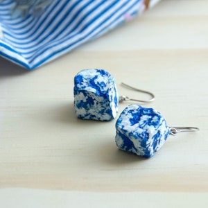 Pendientes de verano azul índigo, pendientes de papel reciclado hechos a mano gruesos y originales, pendientes ligeros boho, regalo único sostenible para ella Azul