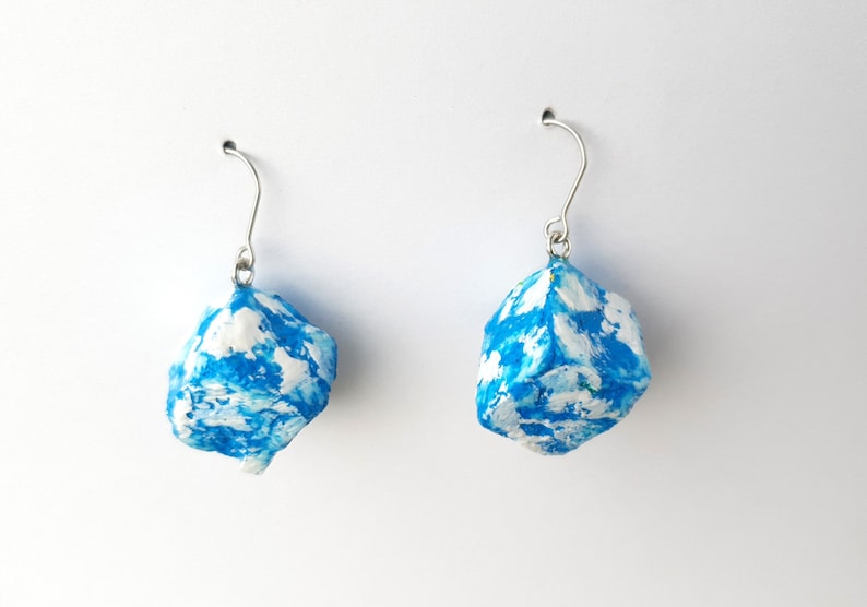 Pendientes de verano azul índigo, pendientes de papel reciclado hechos a mano gruesos y originales, pendientes ligeros boho, regalo único sostenible para ella Cellarium Blue