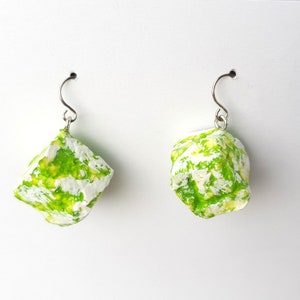 Pendientes de verano azul índigo, pendientes de papel reciclado hechos a mano gruesos y originales, pendientes ligeros boho, regalo único sostenible para ella Light green