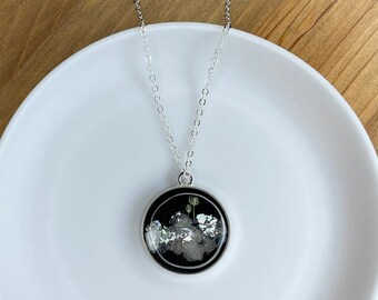 Luna Gypsophila, collier fait main en argent fait main Aurora, respectueux des végétaliens, bijoux botaniques en résine de fleurs séchées naturelles Lune céleste