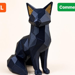 Könnte beinhalten: Eine geometrische schwarze Fuchsskulptur mit goldenen Glitzerakzenten auf den Ohren. Der Fuchs sitzt in einer sitzenden Position mit einem facettierten Design. Das Bild enthält den Text "STL" und "Commercial".