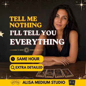 Peut inclure: Un graphique promotionnel pour Alisa Medium Studio avec le texte TELL ME NOTHING I'LL TELL YOU EVERYTHING, SAME HOUR et EXTRA DETAILED. Une personne est assise derrière une table en bois avec quatre cartes de tarot alignées sur un fond sombre.
