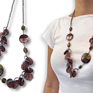 Collar de cristal veneciano. Pantalla: Morado claro/oscuro. Montado sobre aluminio color bronce.