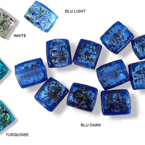 Op de afbeelding: Een assortiment vierkante glazen kralen in verschillende kleuren, waaronder wit, groen, turquoise en blauwtinten. De kralen hebben een getextureerde, dichroïsche uitstraling met metallic accenten. De tekst op de afbeelding luidt "BLU LIGHT" en "BLU DARK".
