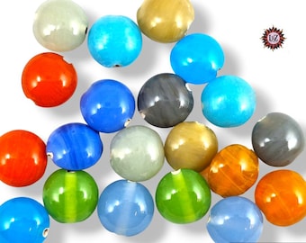 Könnte beinhalten: Eine Sammlung von 16 bunten runden Perlen, jede mit einem einzigartigen Muster und Finish. Die Perlen sind aus Glas und haben eine glatte, glänzende Oberfläche. Die Farben umfassen Blau, Grün, Orange, Rot, Gelb und Grau.