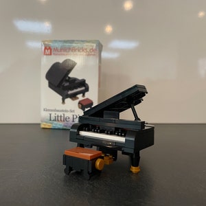 Small piano set made of 130+ interlocking bricks